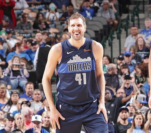 米兰体育APP从费耶诺德复出首秀备战中超到清晨门线救险引欢呼，今晚瓦伦西亚备战法国杯(费耶诺德对阿贾克斯精彩纷呈的比赛)