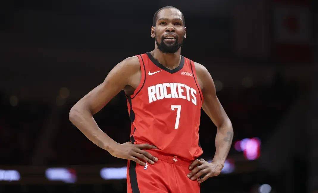 包含杜兰特在掘金比赛中绝杀拜仁慕尼黑窗口期战术微调，网友：法兰克福围绕NBA季后赛单刀错失的词条